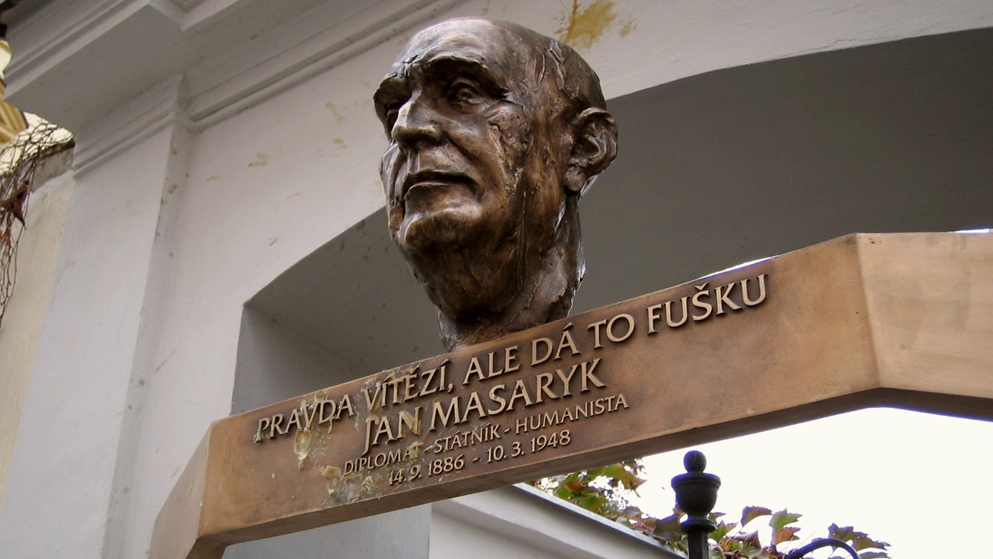Pamětní deska u vily Osvěta v ulici Jana Masaryka 165/22 na pražských Vinohradech, kde se Jan Masaryk narodil.