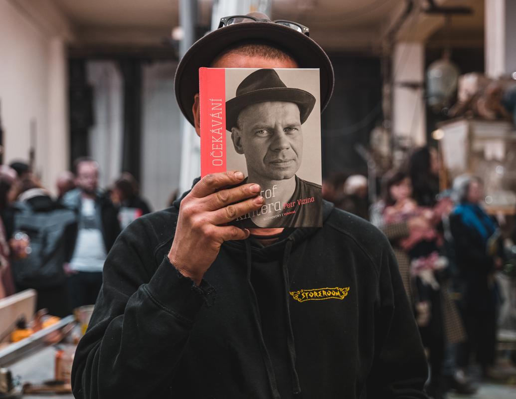 Fotografie z křtu knižního rozhovoru Nad očekávání