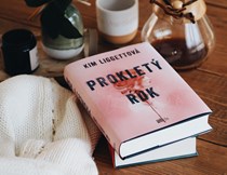 Prokletý rok: Dystopický román ve stylu Příběhu služebnice