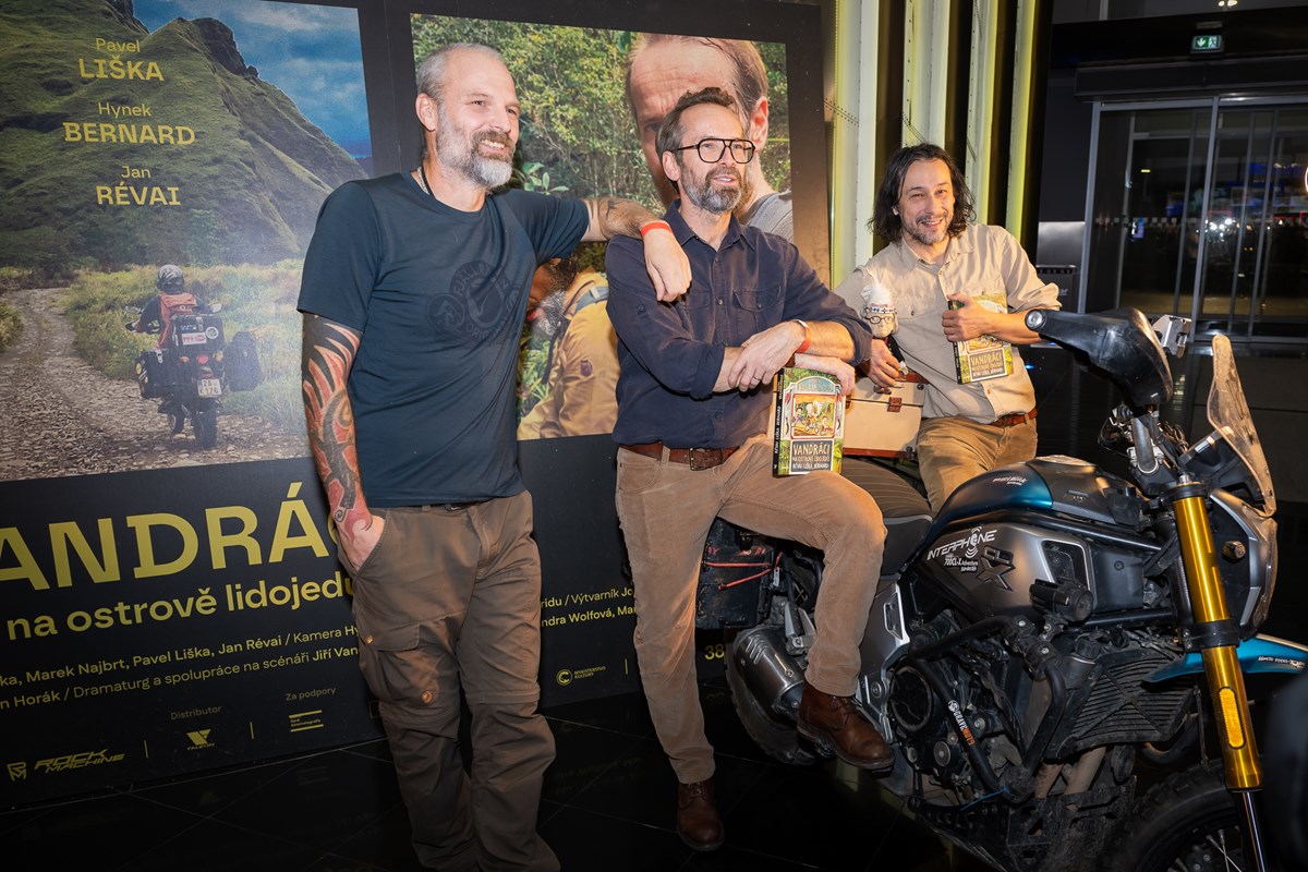 Vandráci pokřtili knihu a pan Stingl nemohl chybět.