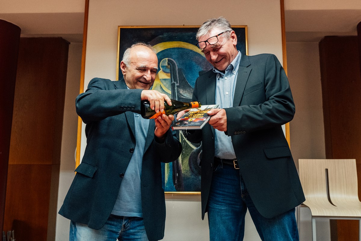 Při křtu v Plzni praskala knihovna ve švech.