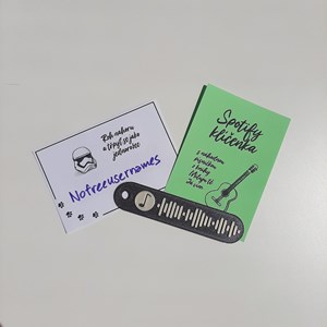 Miluju tě. Já vím - spotify klíčenka a nálepka s podpisem